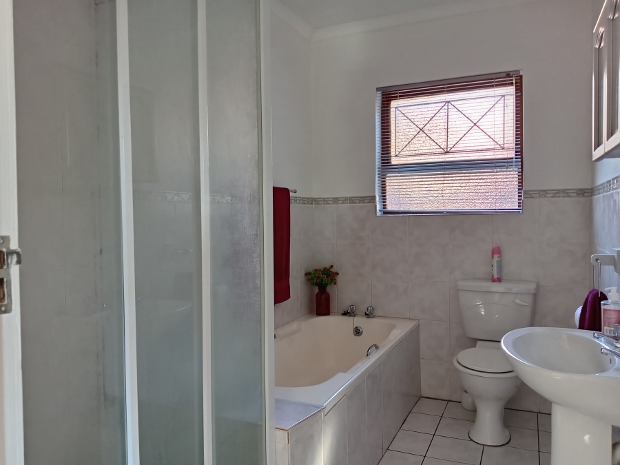 3 Bedroom Property for Sale in Strelitzia Park Eastern Cape